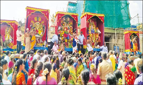 ஜீவராசிகளுக்கு படியளக்கும் நிகழ்ச்சி: காரைக்குடியில் பஞ்சமூர்த்திகள் வீதி உலா