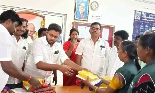 தூய்மை பணியாளர்களுக்கு நலத்திட்ட உதவி