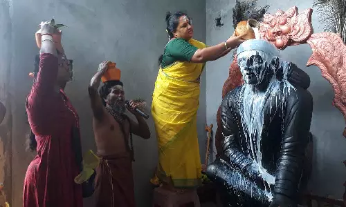 சாய்பாபாவுக்கு பாலாபிஷேகம்