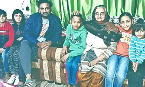 பெற்றோரை இழந்ததால் அனாதையாகி கோவிலில் பிச்சை எடுத்த 10 வயது சிறுவன் கோடீஸ்வரனாக மாறினான்