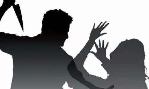 மனைவியை அரிவாளால் வெட்டிய கணவர்