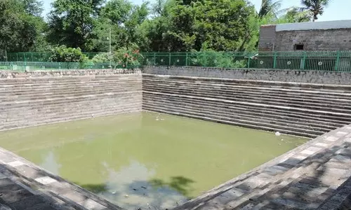 காஞ்சிபுரம் அருகே புதிதாக கட்டிய கோவில் குளக்கரை சுவர் இடிந்தது: பக்தர்கள் குற்றச்சாட்டு