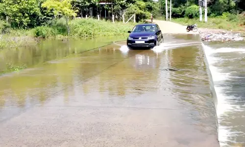 காட்டாற்று வெள்ளத்தால் அடிக்கடி மூழ்கும் தரைப்பாலம்