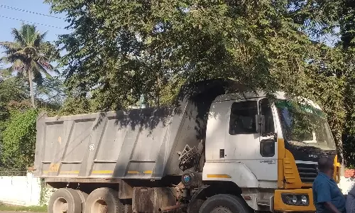 அதிக பாரம் ஏற்றி சென்ற கனரக லாரி பறிமுதல்