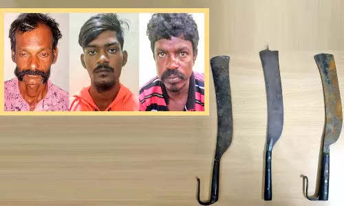 ஓட்டப்பிடாரம் அருகே தொழிலாளியை தாக்கிய 4 பேர் கைது- அரிவாள்கள் பறிமுதல்
