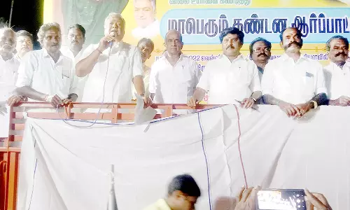 திருக்காட்டுப்பள்ளியில், அ.தி.மு.க.வினர் ஆர்ப்பாட்டம்