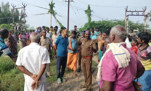 கழிவு நீர் வாய்க்கால் அமைத்து தராத ஊராட்சி நிர்வாகத்தை கண்டித்து   பஸ்களை  சிறை பிடித்து  கிராம மக்கள் சாலை மறியல்