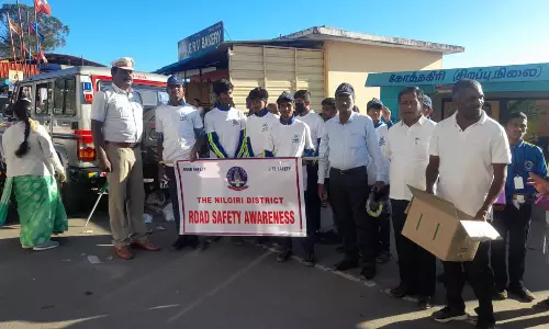 கோத்தகிரியில் வாகன ஓட்டிகளுக்கு விழிப்புணர்வு