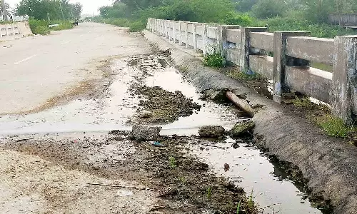 சாலையில் வீணாகும் குடிநீர்