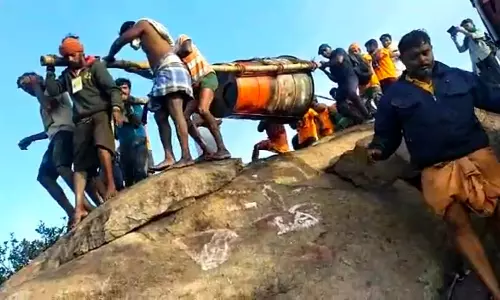 திருவண்ணாமலையில் கார்த்திகை தீபம் நிறைவு- மகா தீப கொப்பரை கோவிலுக்கு கொண்டு வரப்பட்டது