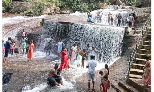 கோவை குற்றாலத்தில் குவிந்த சுற்றுலா பயணிகள்