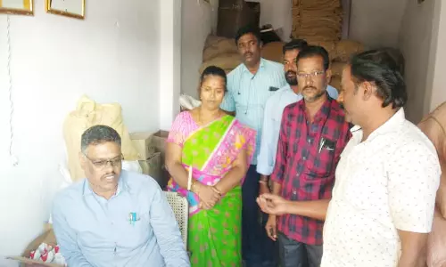 ரேசன் கடையில் பறக்கும் படை தாசில்தார் திடீர் ஆய்வு