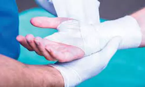 கல்லூரியின் 3-வது மாடியில் இருந்து குதித்த மாணவர் காயம்