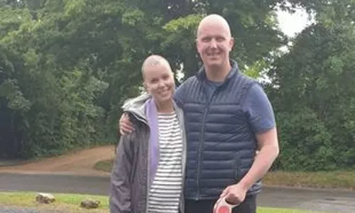 ஆரோக்கியமான குழந்தையை பெற்றெடுத்த புற்றுநோயால் போராடி வரும் தம்பதி