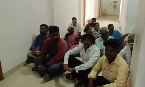 வீடுகளை சூழ்ந்த கழிவுநீரை அகற்றாததால் ஆத்திரம்- பூந்தமல்லி நகராட்சி கமிஷனர் அலுவலகம் முன்பு அமர்ந்து பொதுமக்கள் போராட்டம்