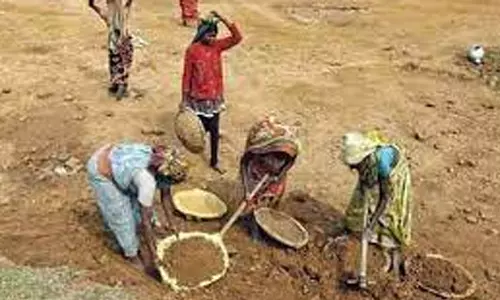 மகாத்மா காந்தி வேலையளிப்பு திட்டத்தில் ரூ.13 கோடி இழப்பு: தணிக்கை குழு அறிக்கையால் திமுக - அதிமுக மோதல்