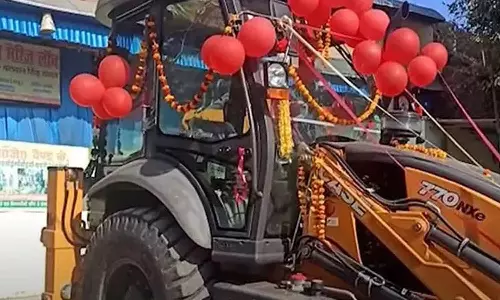 உ.பி.யில் சுவாரசியம் - மருமகனுக்கு புல்டோசர் பரிசளித்த மாமனார்