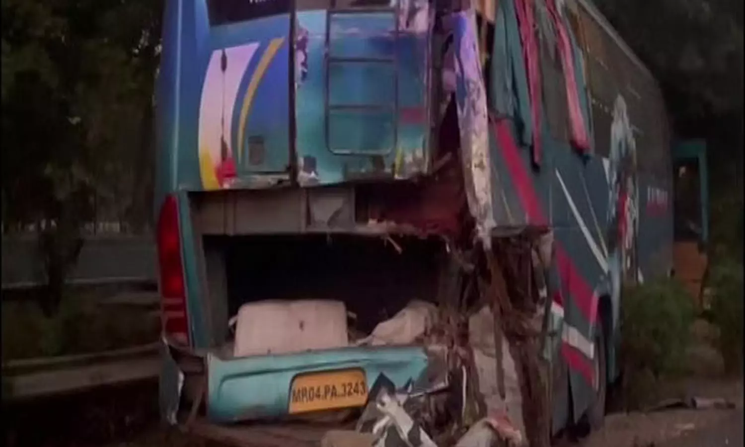 பேருந்துகள் நேருக்கு நேர் மோதி பயங்கர விபத்து: 3 பேர் பலி- இருவர் கவலைக்கிடம் பேருந்துகள் நேருக்கு நேர் மோதி பயங்கர விபத்து: 3 பேர் பலி- இருவர் கவலைக்கிடம்