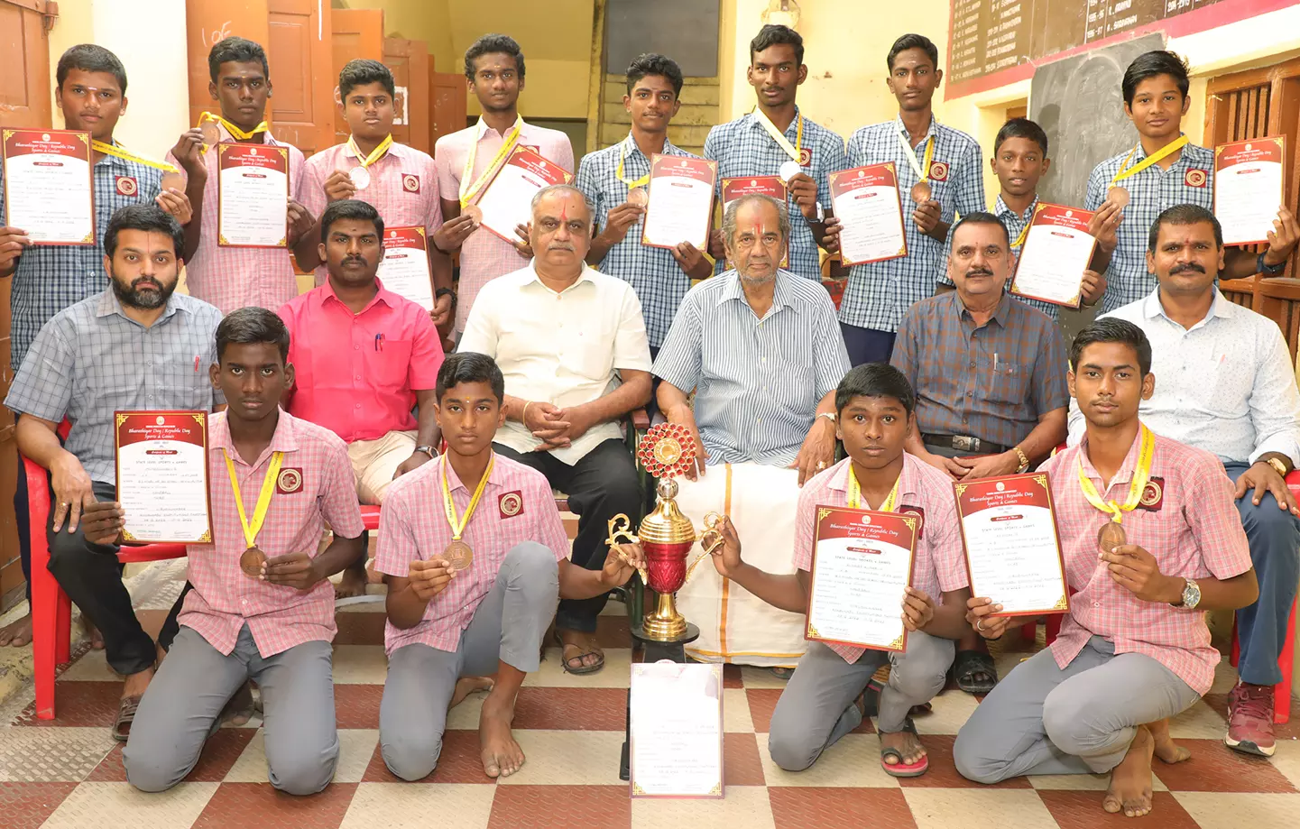 விளையாட்டு போட்டியில் மாணவர்கள் சாதனை