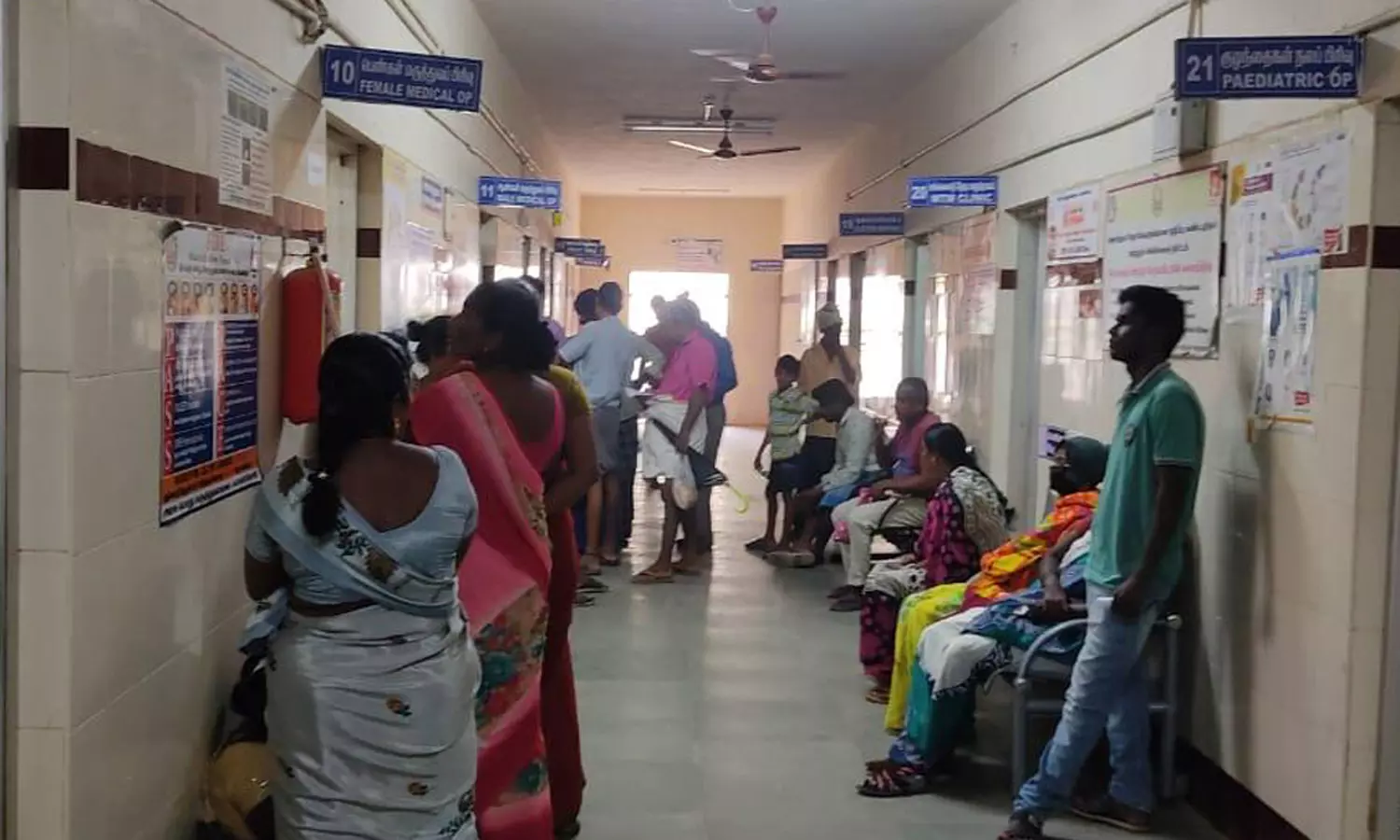 பொன்னேரி அரசு மருத்துவமனையில் போதிய டாக்டர்கள் இல்லாததால் நோயாளிகள் கடும்  அவதி | Ponneri Government Hospital Lack of Doctors