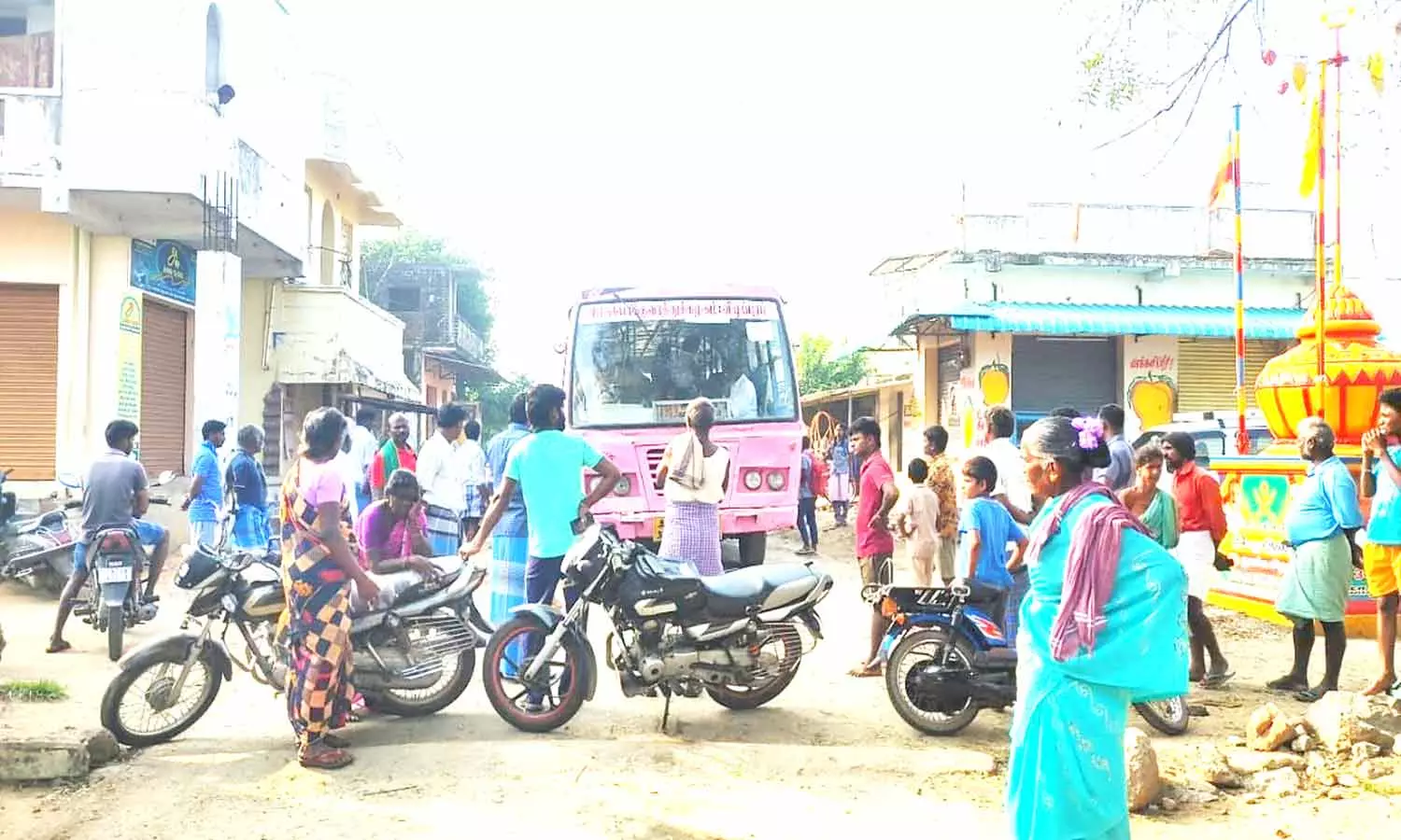 அரக்கோணத்தில் மின் கம்பங்களை சீரமைக்க வலியுறுத்தி பொதுமக்கள் சாலை மறியல் அரக்கோணத்தில் மின் கம்பங்களை சீரமைக்க வலியுறுத்தி பொதுமக்கள் சாலை மறியல்