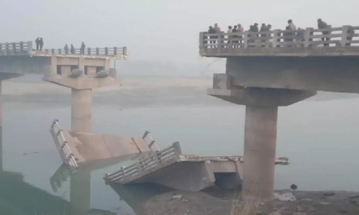 ரூ.13 கோடியில் கட்டப்பட்ட பாலம்- திறப்பதற்கு முன்பே இடிந்து விழுந்ததால் பரபரப்பு