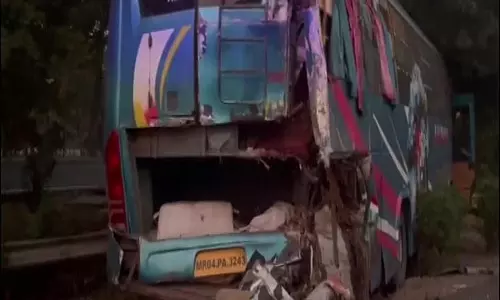 பேருந்துகள் நேருக்கு நேர் மோதி பயங்கர விபத்து: 3 பேர் பலி- இருவர் கவலைக்கிடம்