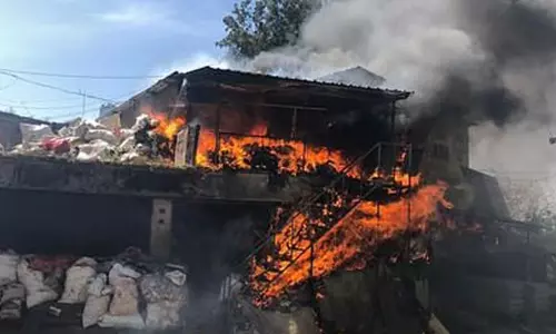 தேவர்சோலையில் பழைய இரும்பு கடையில் தீ விபத்து