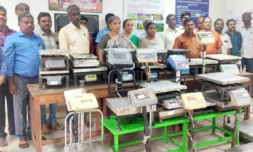 மதுரை மாட்டுத்தாவணி மீன் மார்க்கெட்டில் முத்திரை இல்லாத தராசுகளை பறிமுதல் செய்த அதிகாரிகள்