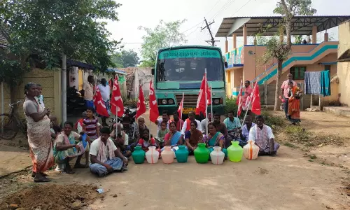 குடிநீர் கேட்டு கிராம மக்கள் காலிக்குடங்களுடன் மறியல்