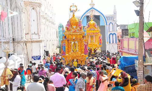 தூய அலங்கார உபகார மாதா திருத்தலத்தில் இன்று 2 தங்கத் தேர் பவனி