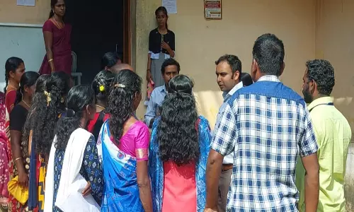 சப்-கலெக்டரை முற்றுகையிட்ட பொதுமக்கள்