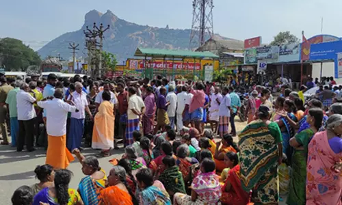 திருச்செங்கோடு  அருகே கழிவுநீர் சாக்கடை அமைப்பதற்கு எதிர்ப்பு தெரிவித்து  பொதுமக்கள் சாலை மறியல்