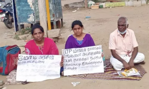 கோவில்பட்டி கூடுதல் பஸ் நிலையம் முன்பு மதுரை சகோதரிகள் 2-வது நாளாக தர்ணா போராட்டம்