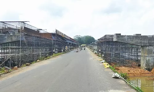 கொசஸ்தலை ஆற்றில் 2 பாலம் கட்டும் பணிகளை விரைந்து முடிக்க வேண்டும்- பொதுமக்கள் கோரிக்கை