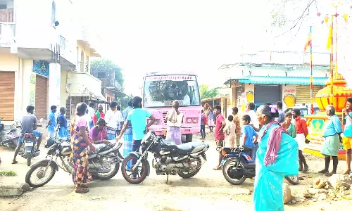 அரக்கோணத்தில் மின் கம்பங்களை சீரமைக்க வலியுறுத்தி பொதுமக்கள் சாலை மறியல்