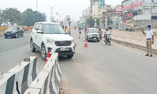 வேலூர் கலெக்டர் அலுவலகம் அருகே மூடப்பட்ட சர்வீஸ் சாலை திறப்பு