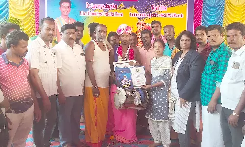 பம்பையை  7 மணி நேரம் இசைத்து உலக சாதனை