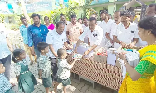 ஓசூர் தொடக்கப்பள்ளியில்  மாணவர்களுக்கு நோட்டுப்புத்தகங்கள்