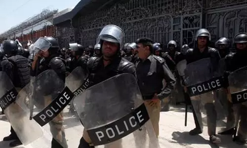 பாகிஸ்தானில் சோகம் - காவல்நிலையத்தில் பயங்கரவாதிகள் நடத்திய தாக்குதலில்  4 போலீசார் பலி