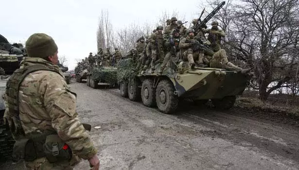 உக்ரைனில் ஏவுகணை வீச்சு- ரஷியா தாக்குதலால் மின்சாரம், தண்ணீர் இன்றி தவிக்கும் மக்கள் உக்ரைனில் ஏவுகணை வீச்சு- ரஷியா தாக்குதலால் மின்சாரம், தண்ணீர் இன்றி தவிக்கும் மக்கள்