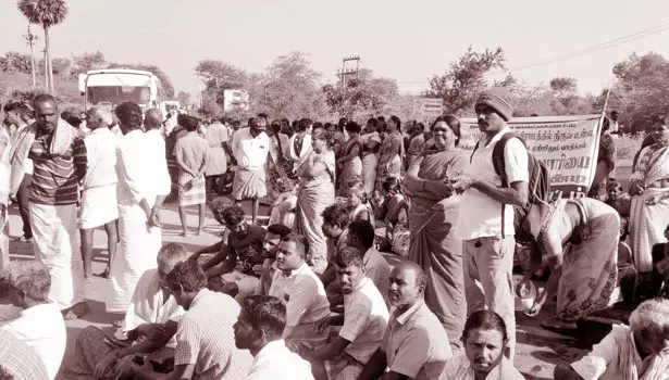 வெம்பாக்கம் அருகே கல்குவாரிக்கு எதிர்ப்பு தெரிவித்து பொதுமக்கள் மறியல் வெம்பாக்கம் அருகே கல்குவாரிக்கு எதிர்ப்பு தெரிவித்து பொதுமக்கள் மறியல்