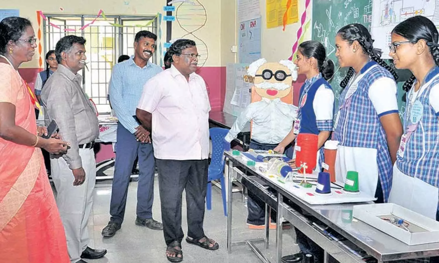 பள்ளியில் அறிவியல் கண்காட்சி பள்ளியில் அறிவியல் கண்காட்சி