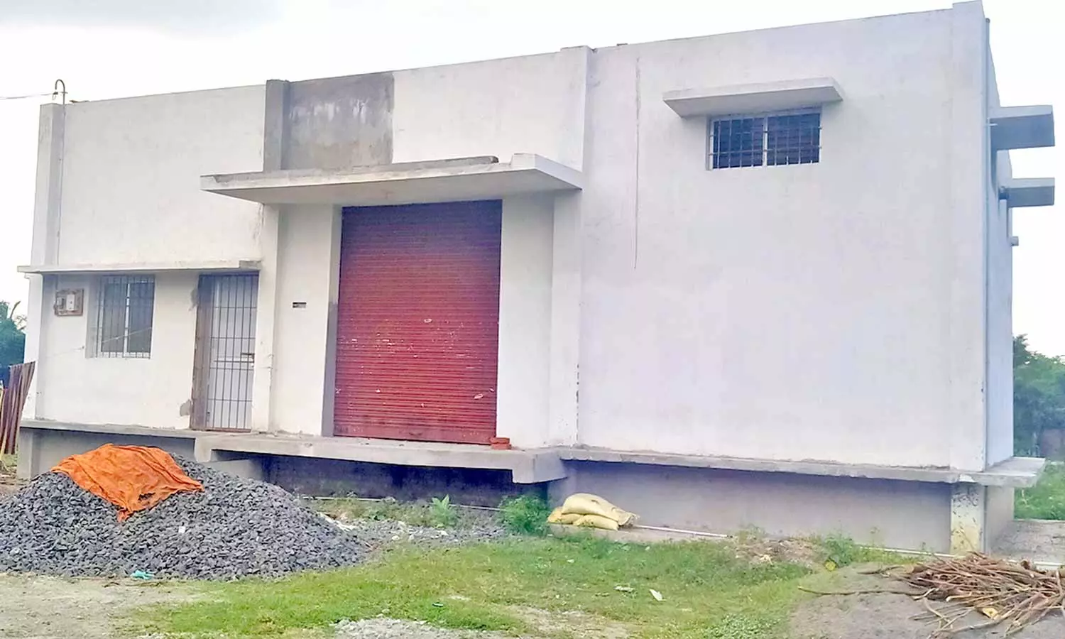 பணிகள் முடிந்தும் திறக்கப்படாமல் இருக்கும் புதிய வேளாண் மைய கட்டிடம் பணிகள் முடிந்தும் திறக்கப்படாமல் இருக்கும் புதிய வேளாண் மைய கட்டிடம்