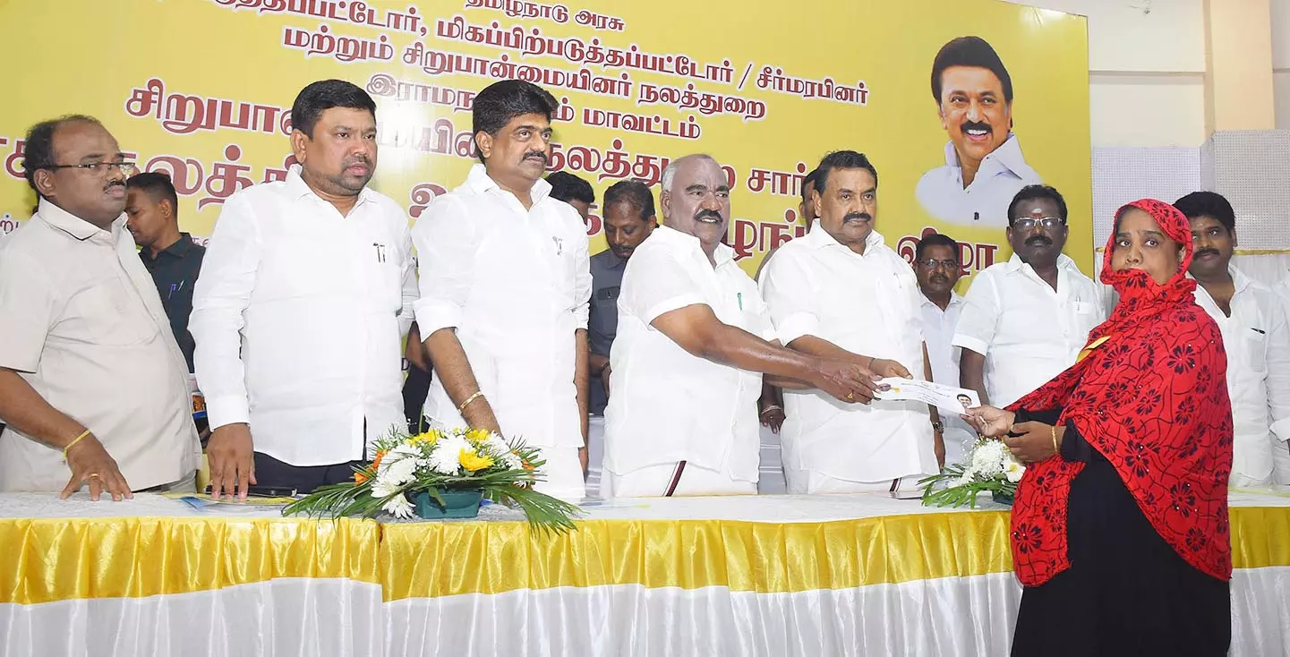 314 பயனாளிகளுக்கு நலத்திட்ட உதவிகள் வழங்கிய அமைச்சர்கள் 314 பயனாளிகளுக்கு நலத்திட்ட உதவிகள் வழங்கிய அமைச்சர்கள்