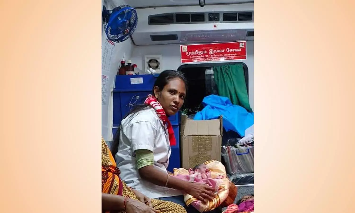 ஓடும் ஆம்புலன்சில் பெண்ணுக்கு பிரசவம் ஓடும் ஆம்புலன்சில் பெண்ணுக்கு பிரசவம்