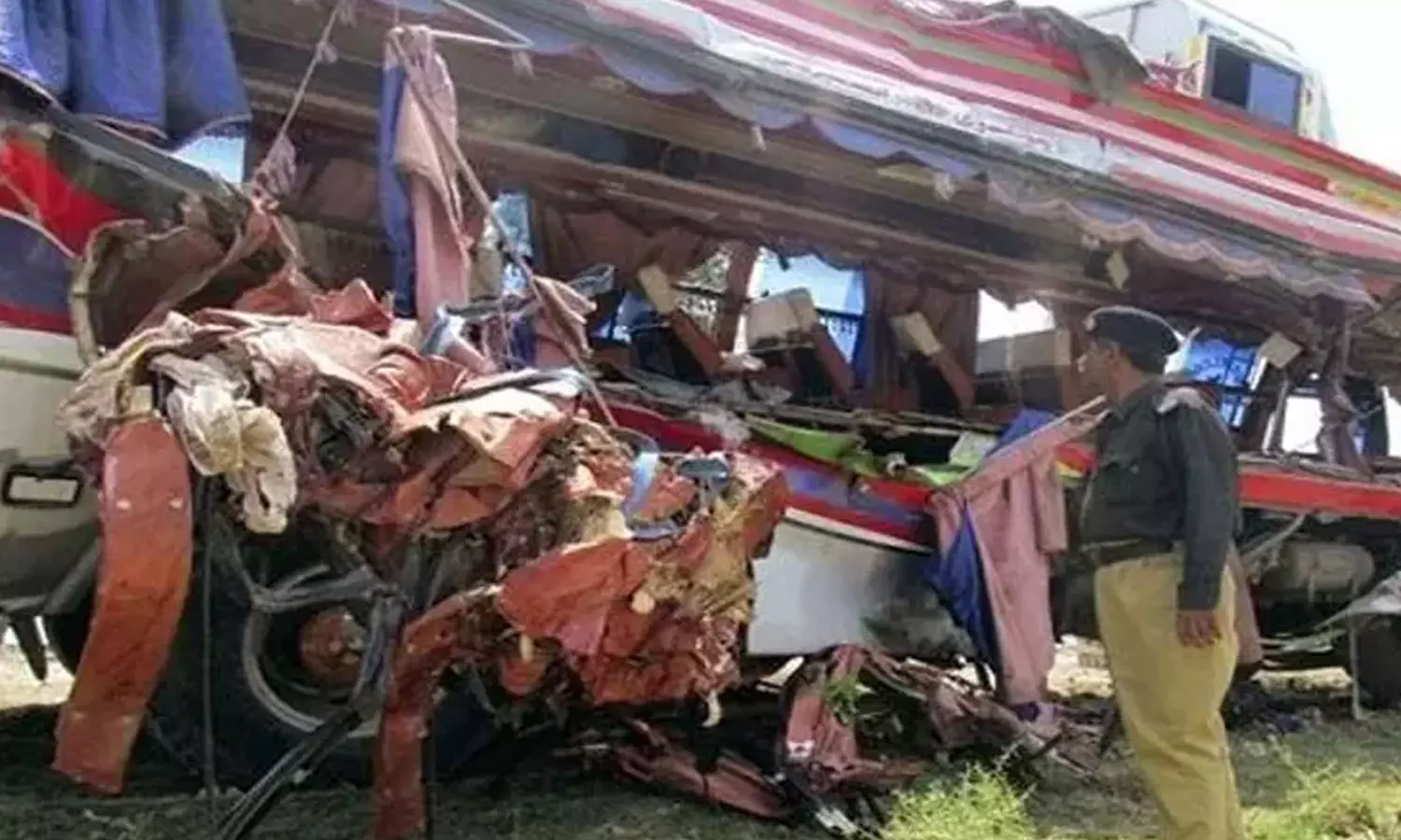 பாகிஸ்தானில் பனி மூட்டம் காரணமாக பஸ்கள் நேருக்கு நேர் மோதல்: 8 பேர் பலி பாகிஸ்தானில் பனி மூட்டம் காரணமாக பஸ்கள் நேருக்கு நேர் மோதல்: 8 பேர் பலி