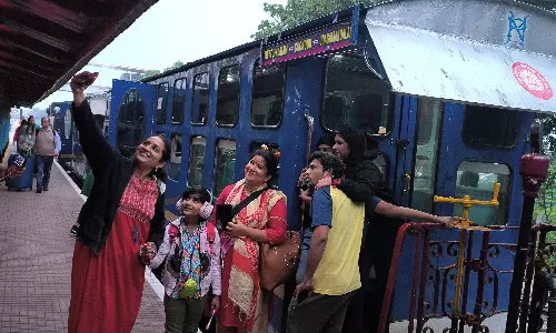 5 நாட்களுக்கு பிறகு மேட்டுப்பாளையம்-ஊட்டி மலை ரெயில் இயக்கம் தொடங்கியது