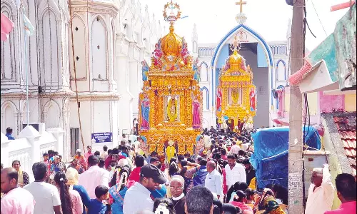 கன்னியாகுமரி தூய அலங்கார உபகார மாதா திருத்தலத்தில் இரு தங்கத்தேர் பவனி