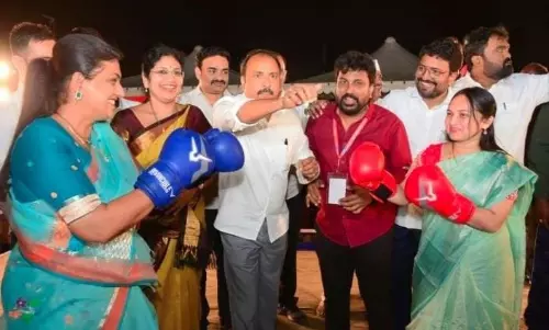 குத்துச்சண்டை விளையாடிய அமைச்சர் ரோஜா- எதிராளி முகத்தில் குத்துவிட்டார்